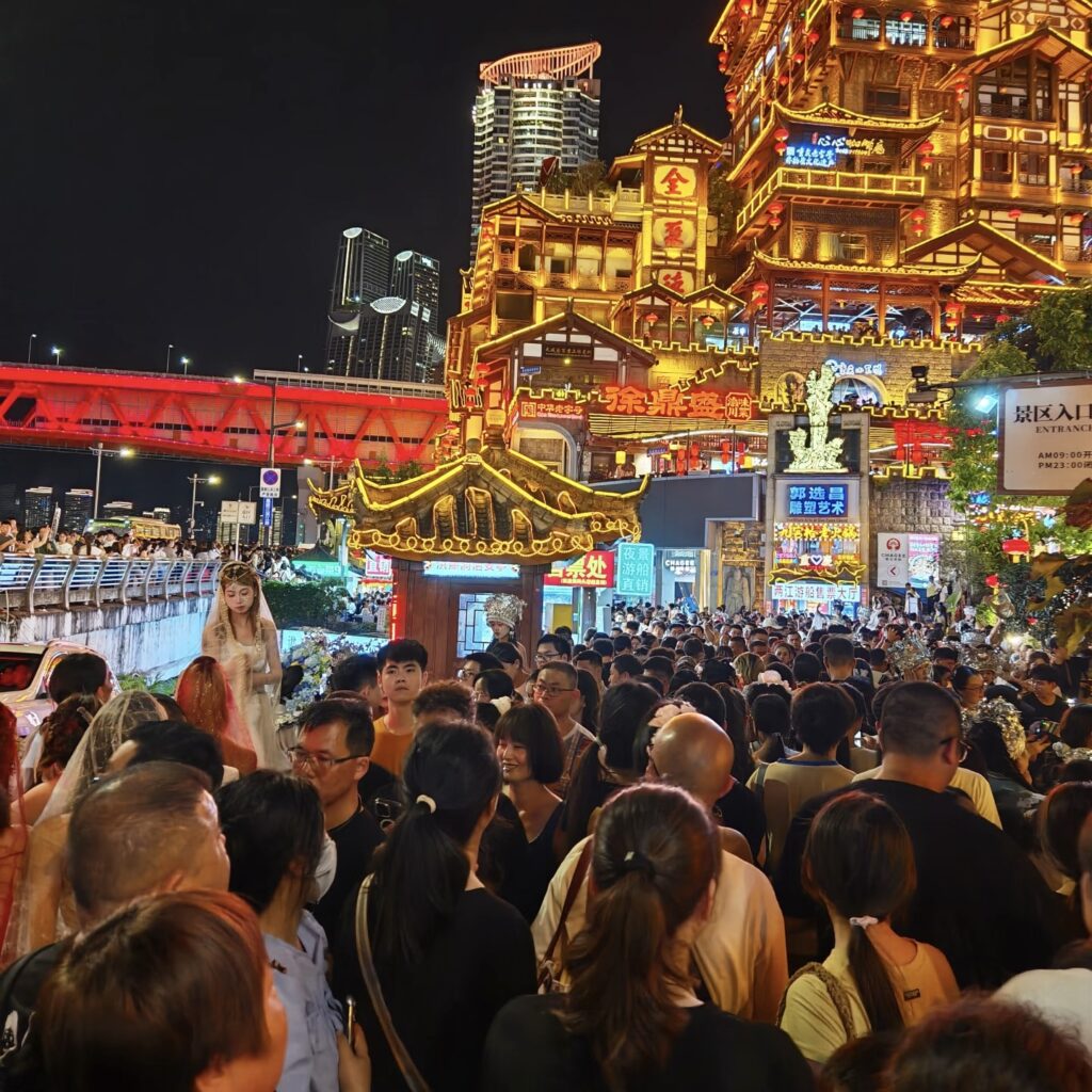 Hongya Cave2 Massive crowds of tourists visiting Hongya Cave at night