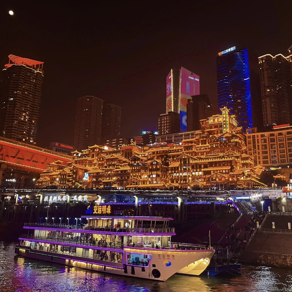 Hongya Cave7 Chongqing night cruise on the river passing by Hongya Cave