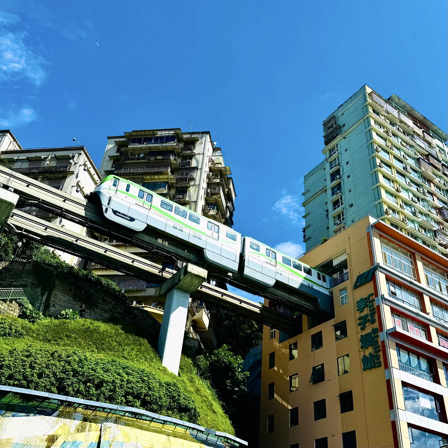 Chongqing 8D city Liziba monorail through building